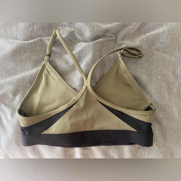 NIKE - women’s sports bra - Picture 3 of 3